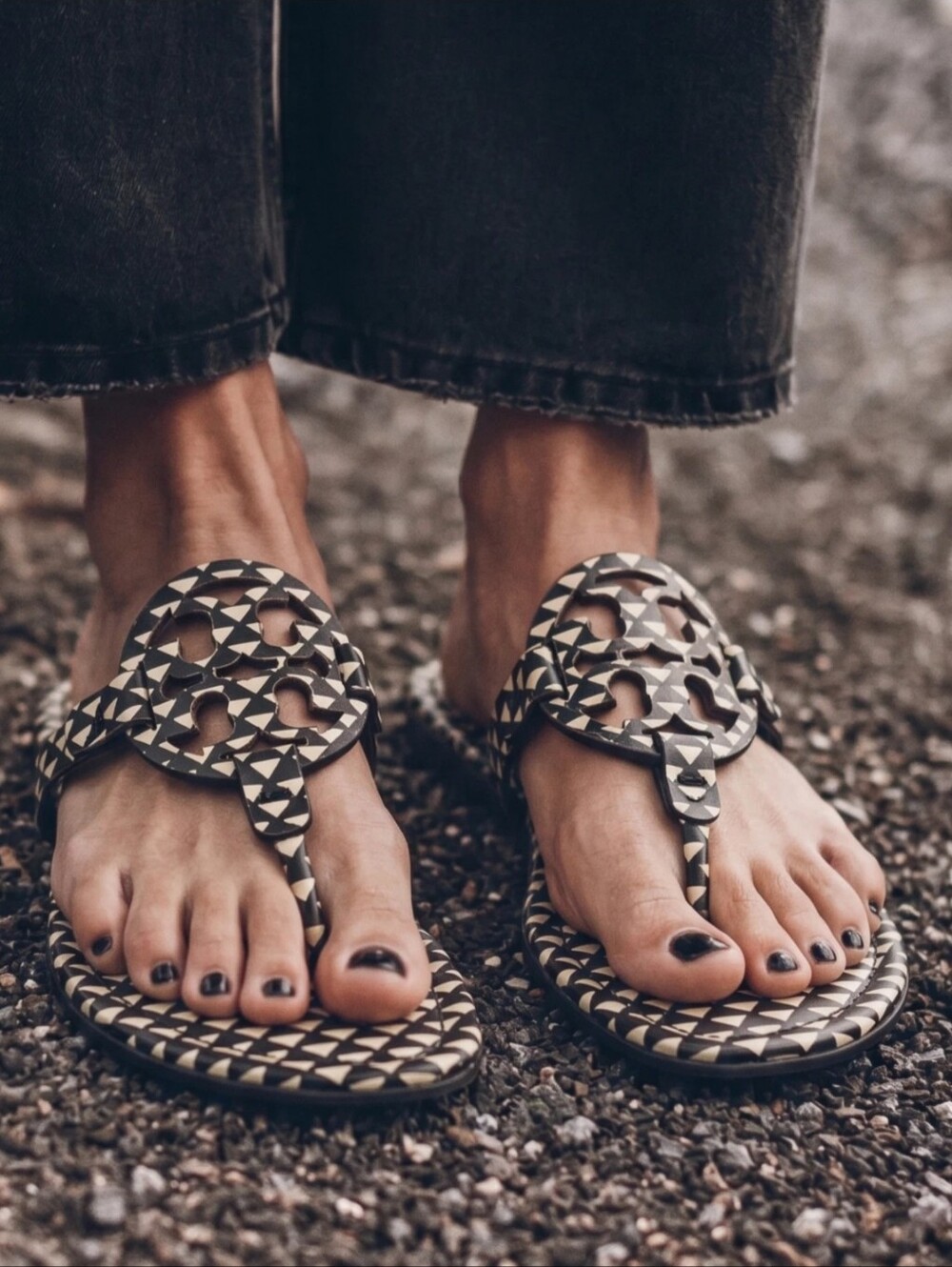 TORY BURCH Miller Logo Prints Leather Thong Sandal In Triangle Geo Sz 5